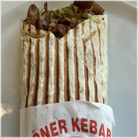 Met rundvlees, kalkoen,  sla, komkommer, ui, , peper en feta. Inclusief één sausje naar keuze