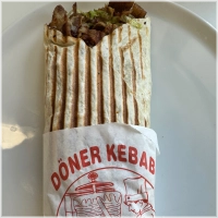 Met rundvlees, kalkoen, sla, komkommer, ui, , peper en feta. Inclusief één sausje naar keuze