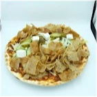 Deeg met gekruid rundergehakt, döner kebab (rundvlees en kalkoen), sla, komkommer, ui, , peper en feta. Inclusief één sausje naar keuze