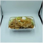 Met rundvlees, kalkoen, friet, sla, komkommer, ui, , peper, feta en bovenop gesmolten kaas. Inclusief één sausje naar keuze